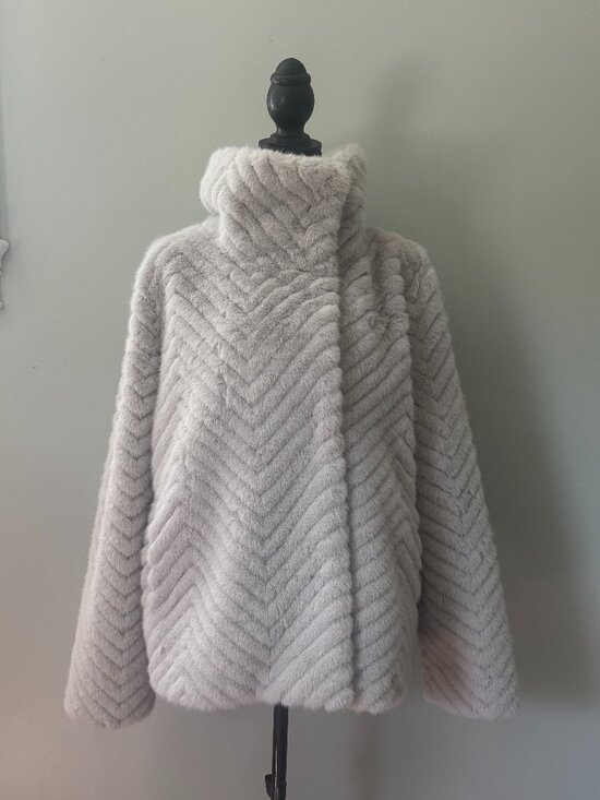 Bernardo Jackets & Blazers - Bernardo Zig Zag Faux Fur Coat — Light Grey, size L NWT